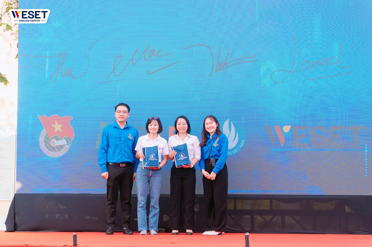 Chủ tịch Hội Sinh viên trường - Lê Thị Thu Hiền cùng đại diện WESET hoàn thành ký kết hợp tác.