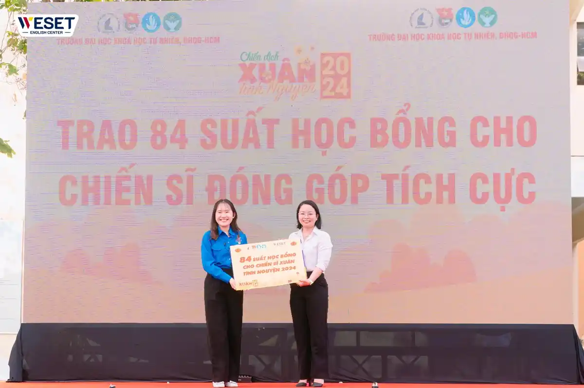 WESET trao học bổng cho các chiến sĩ Xuân tình nguyện.