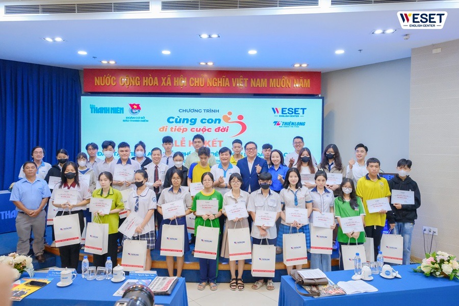 Trao học bổng cho trẻ mồ côi - Báo Thanh niên