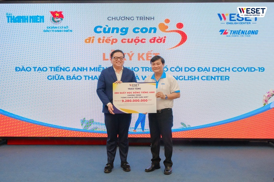 Trao học bổng cho trẻ mồ côi 2 - Báo Thanh niên