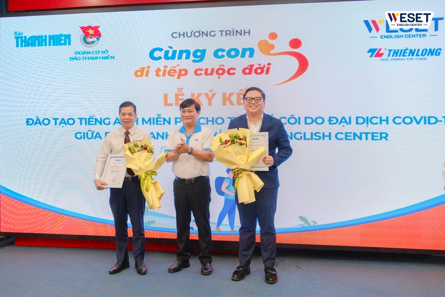 WESET nhận hoa và thư cảm ơn từ Báo Thanh niên