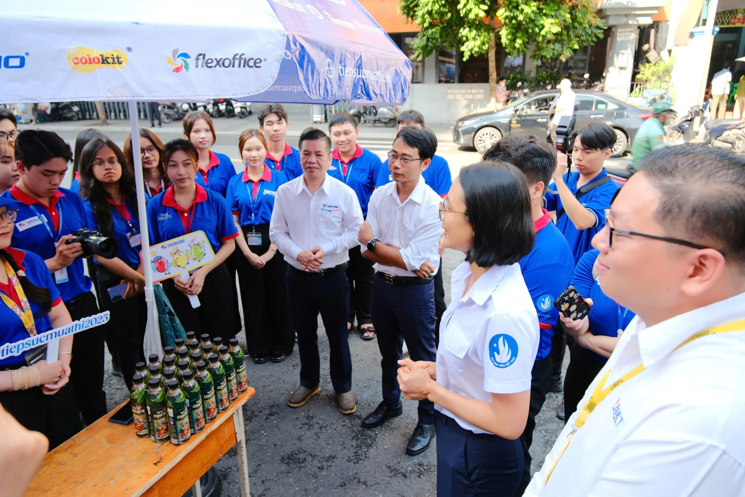 Đoàn công tác đã đến thăm và động viên sinh viên tình nguyện tại các điểm thi