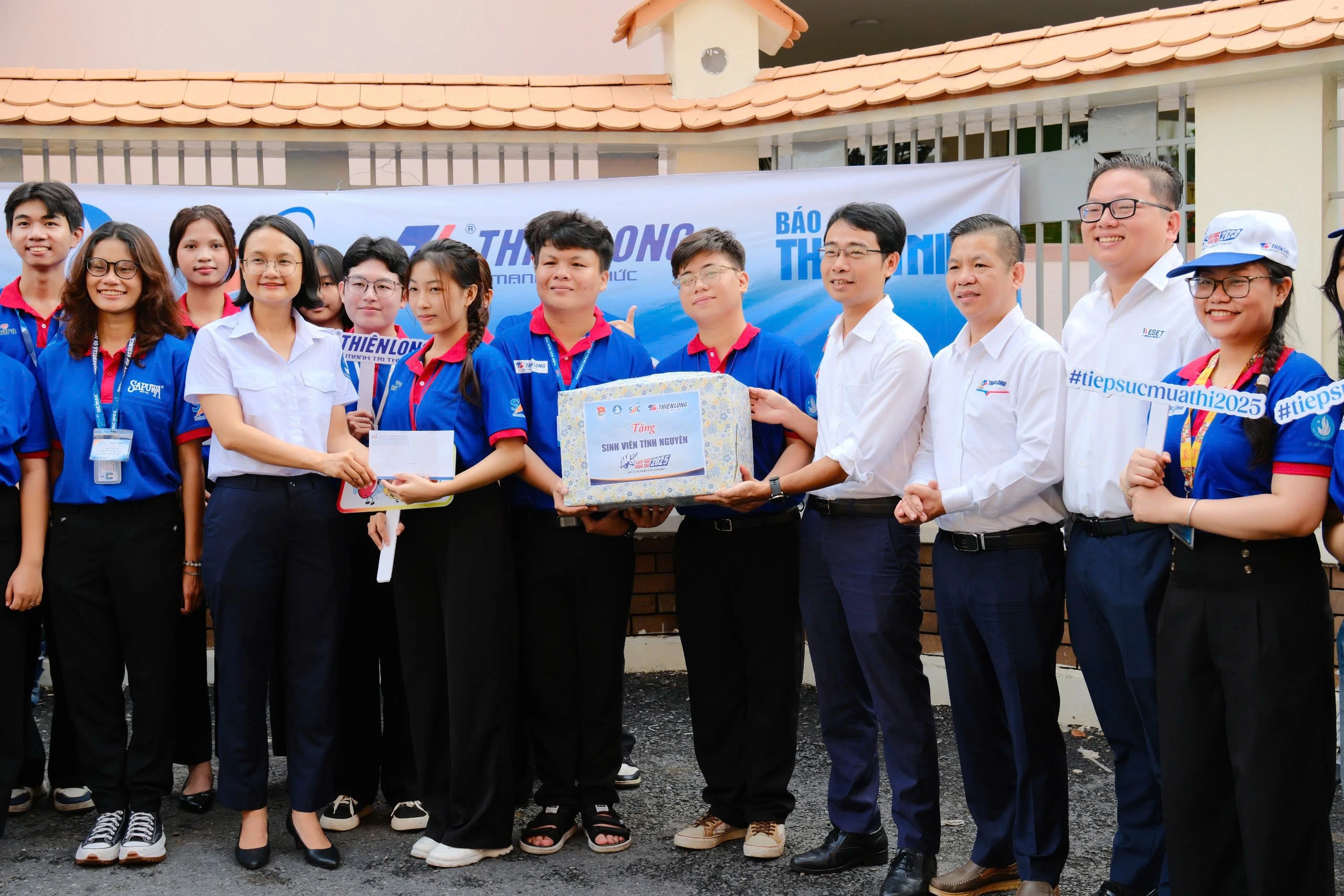 Đoàn công tác đã tặng quà động viên các sinh viên tình nguyện