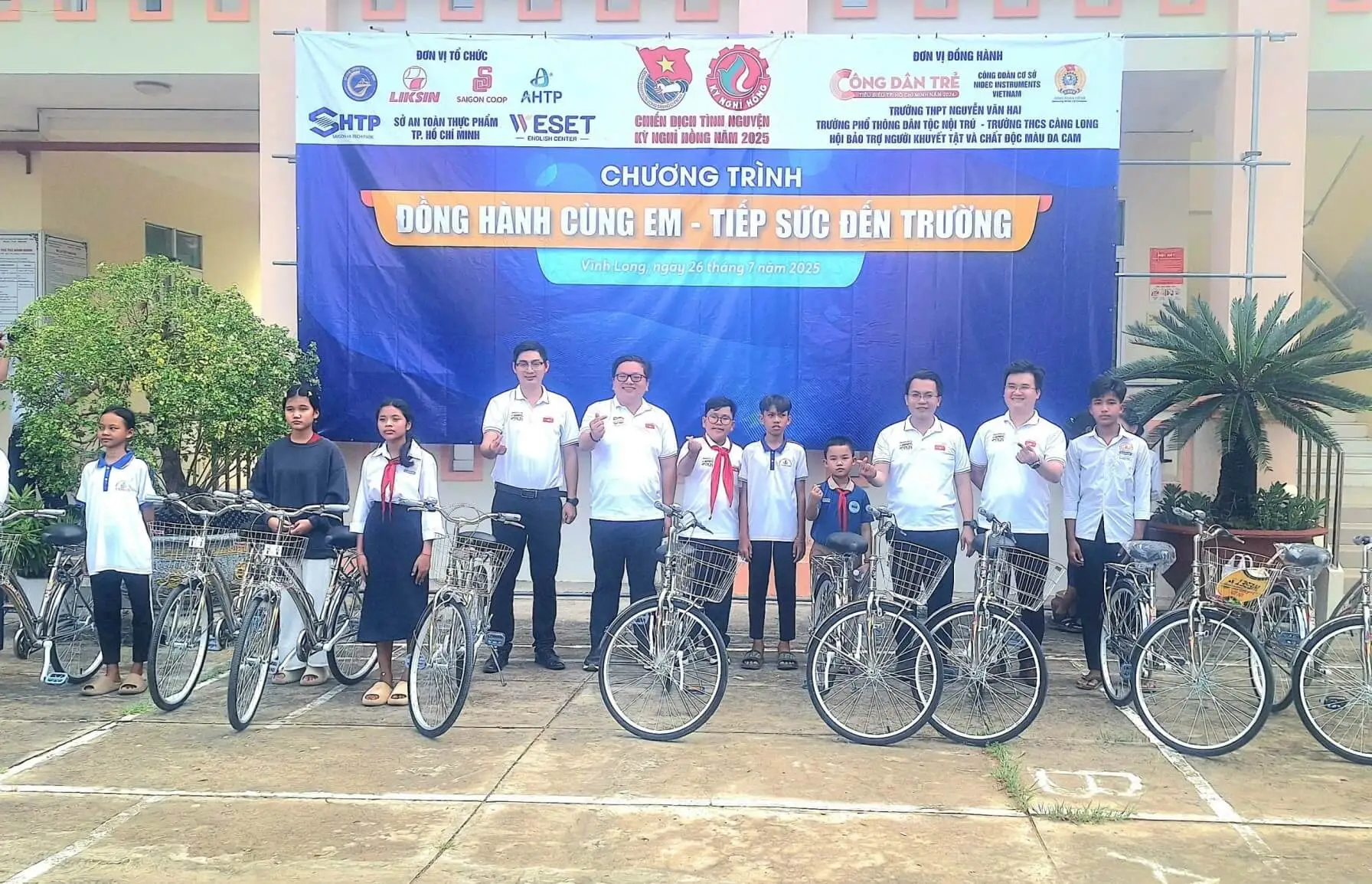 ung-ho-xe-dap-dong-hanh-cung-em-tiep-suc-den-truong