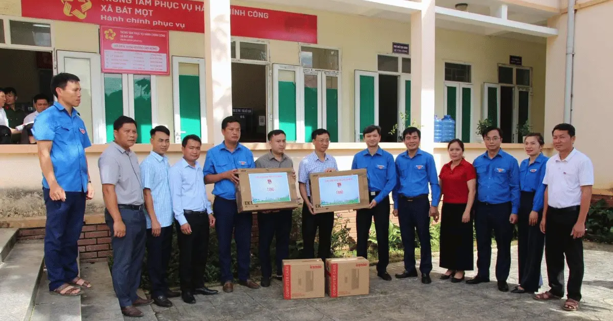 weset-cung-hoi-sinh-vien-trao-tang-may-tinh