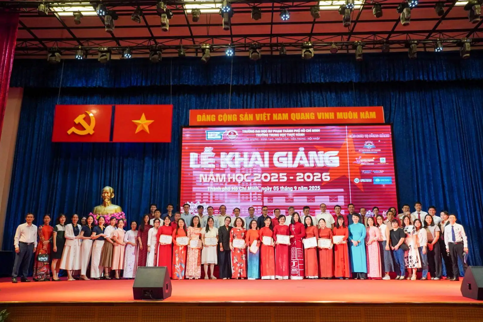 weset-tham-gia-khai-giang-cac-truong-2025