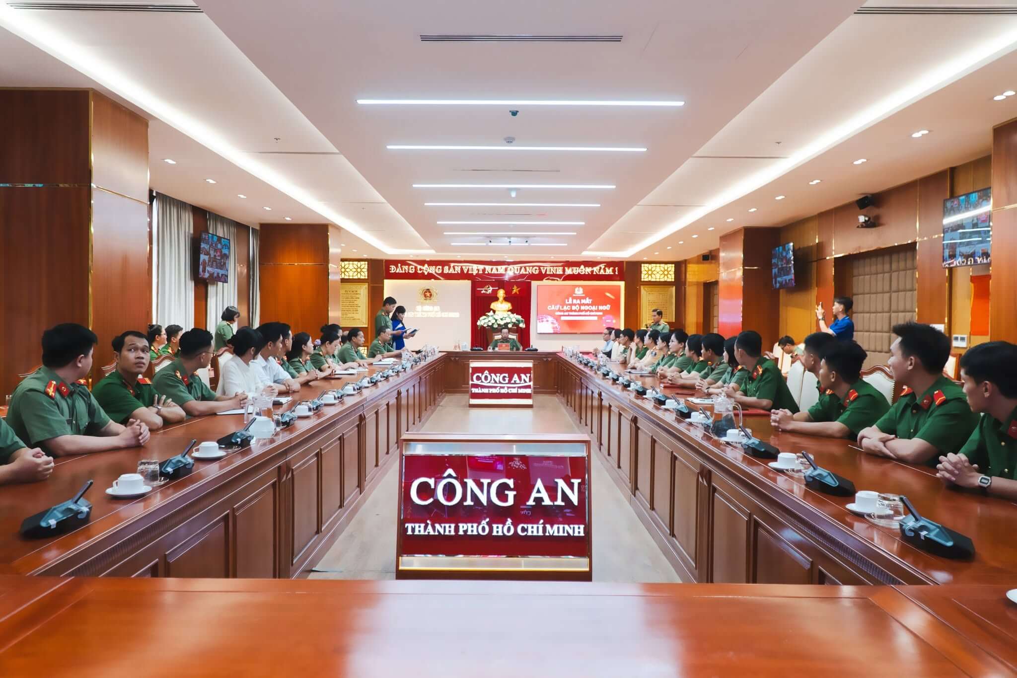 weset-cung-cong-an-tphcm-hop-tac-nang-cao-ngoai-ngu