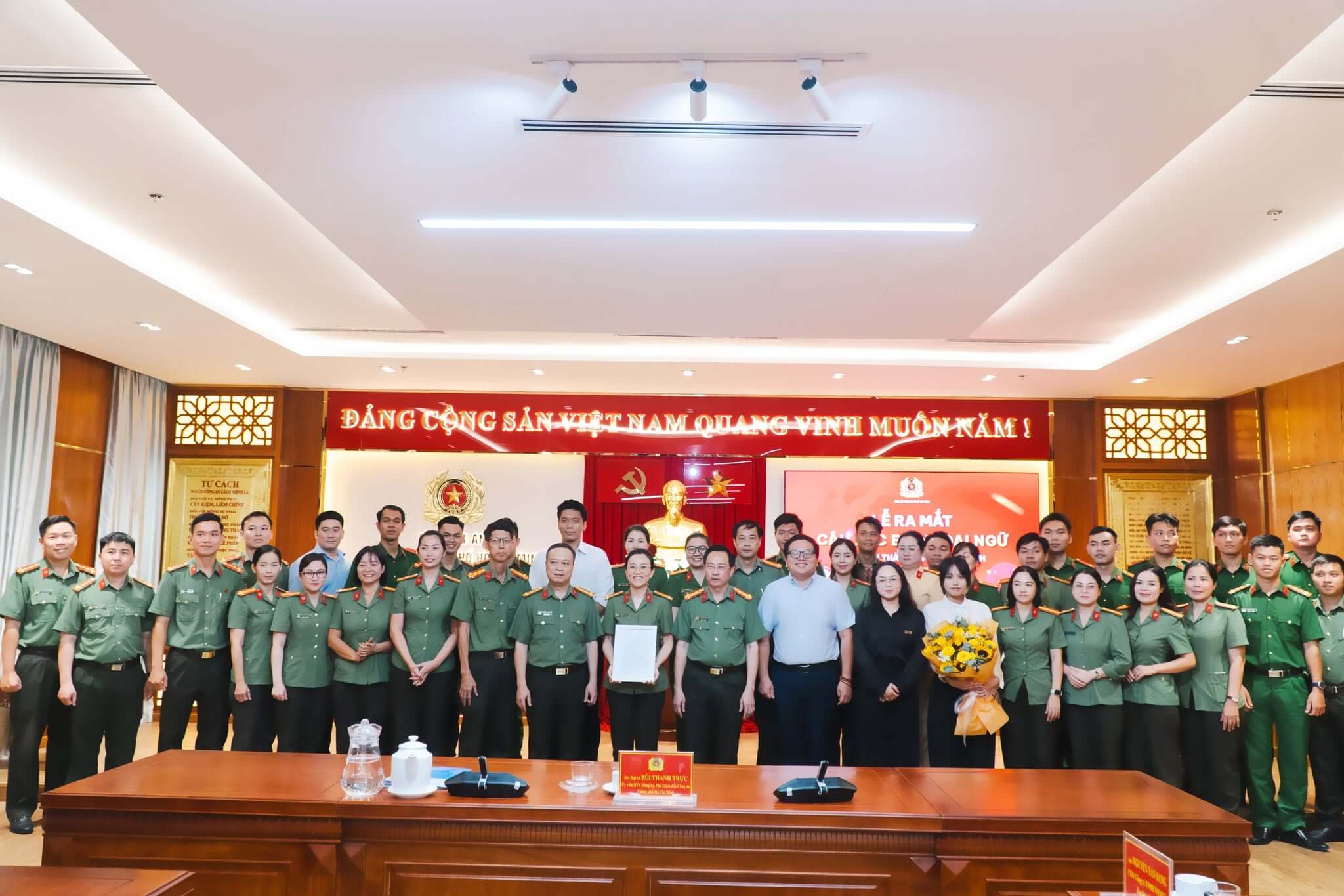 weset-hop-tac-cong-an-tphcm-ngoai-ngu