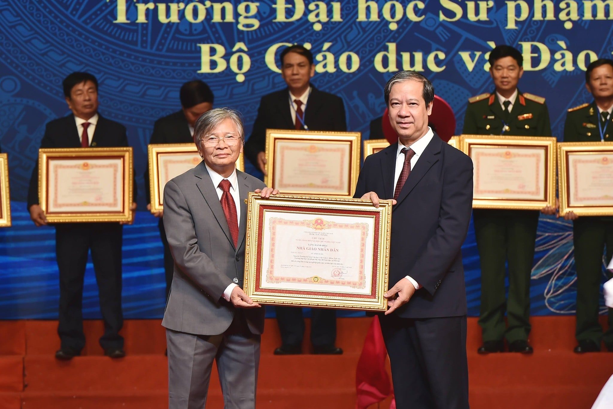 Bộ trưởng Nguyễn Kim Sơn trao tặng danh hiệu Nhà giáo nhân dân