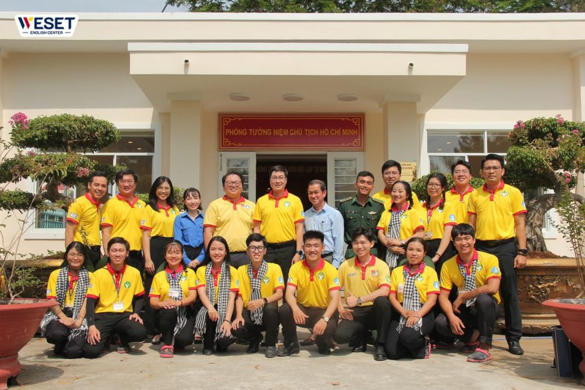 Dai-dien-WESET-trao-hoc-bong-cho-cac-em-hoc-sinh-xa-dao-Thanh-An-q
