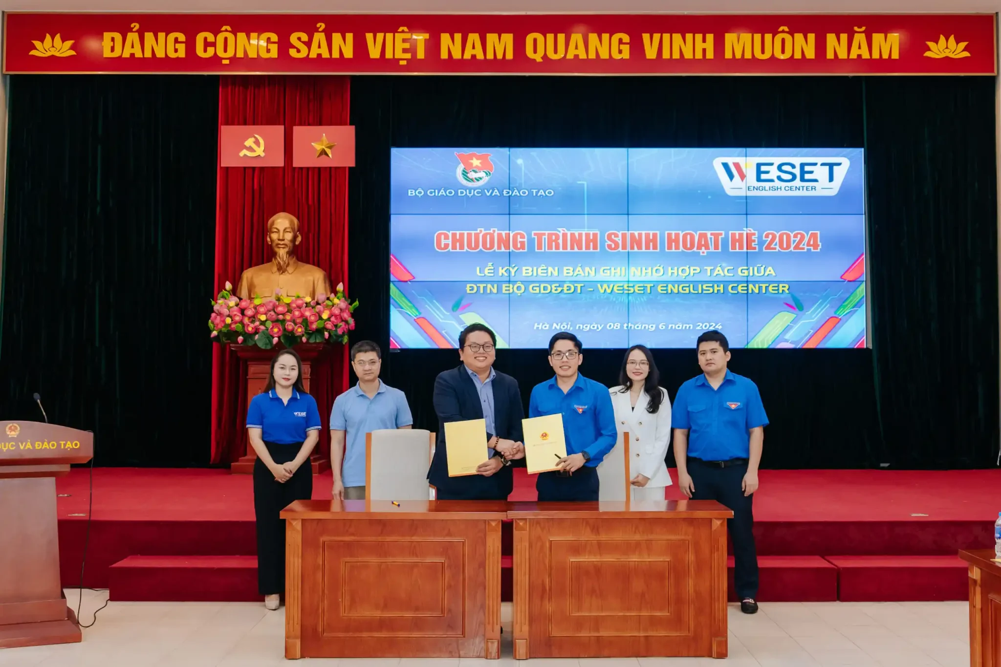 WESET-English-Center-va-Doan-Thanh-nien-Bo-Giao-duc-va-Dao-tao-thanh-cong-tai-ky-ket.-scaled-1