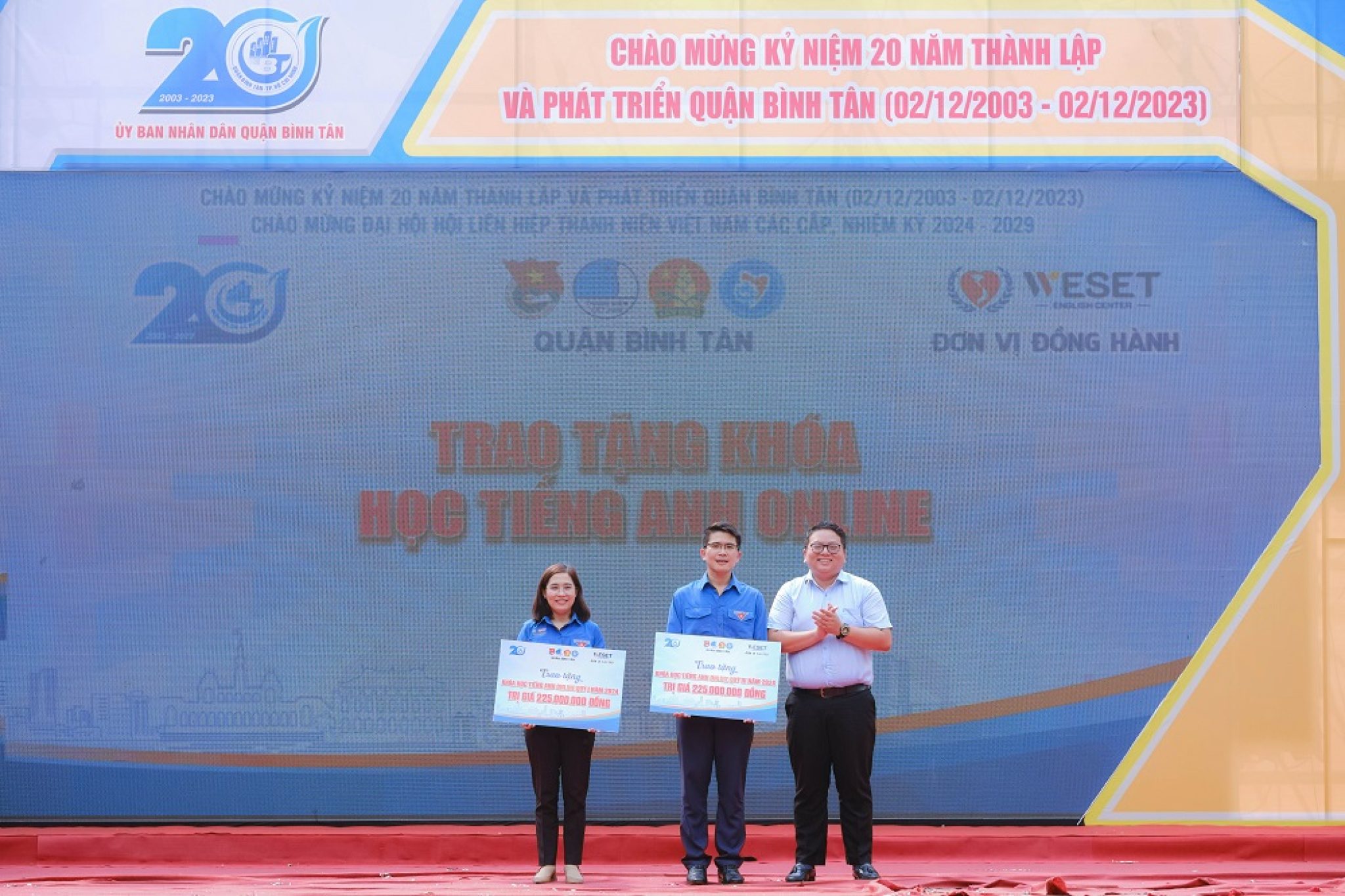 WESET-trao-hoc-bong-tai-Ngay-hoi-Thanh-Thieu-Nhi-quan-Binh-Tan-1