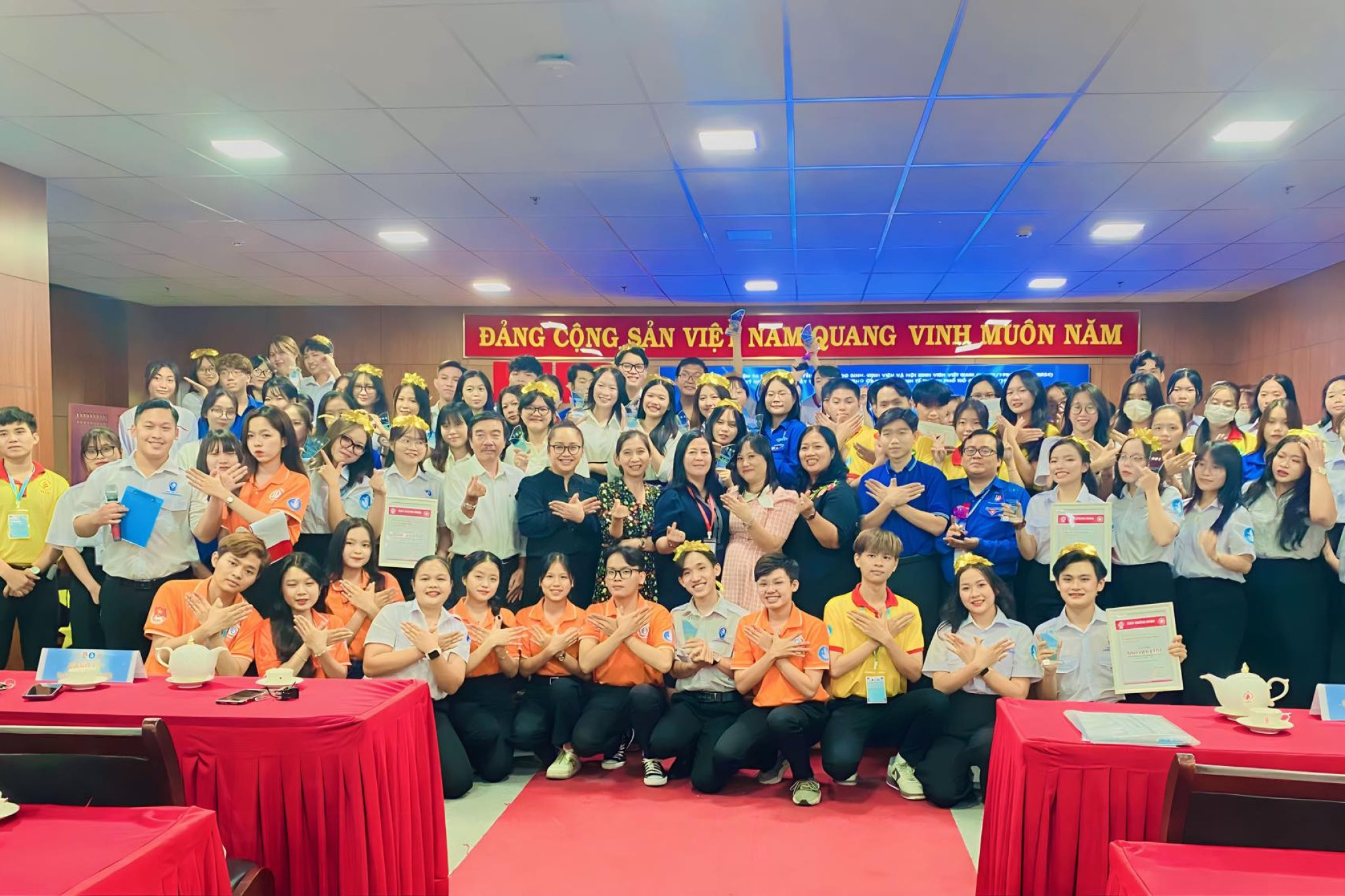 WESET-trao-tang-hoc-bong-danh-cho-cac-ban-sinh-vien-HCE-1