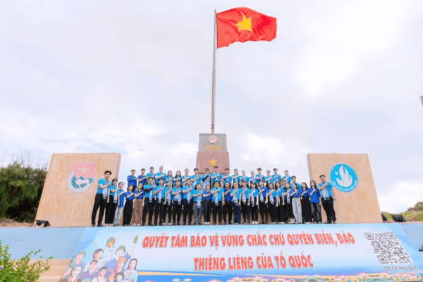 Thanh niên, sinh viên TPHCM hướng về biển đảo Tổ quốc
