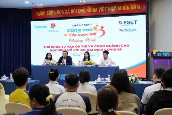 anh_Sang_phat_bieu_tai_buoi_dao_tao_tieng_anh_mien_phi_cho_tre_mo_co_dai_dich_covid_19