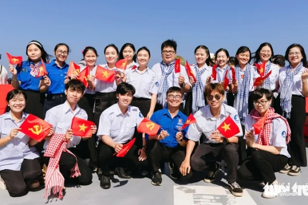Sinh viên TP.HCM đến đảo Phú Quý tư vấn hướng nghiệp, chuẩn bị hoạt động hè