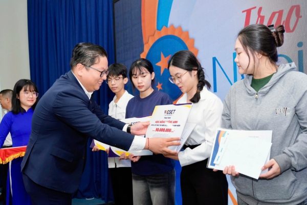 hoc-bong-qua-lon-nghi-luc-mua-thi-3 hoc-bong-qua-lon-nghi-luc-mua-thi-3