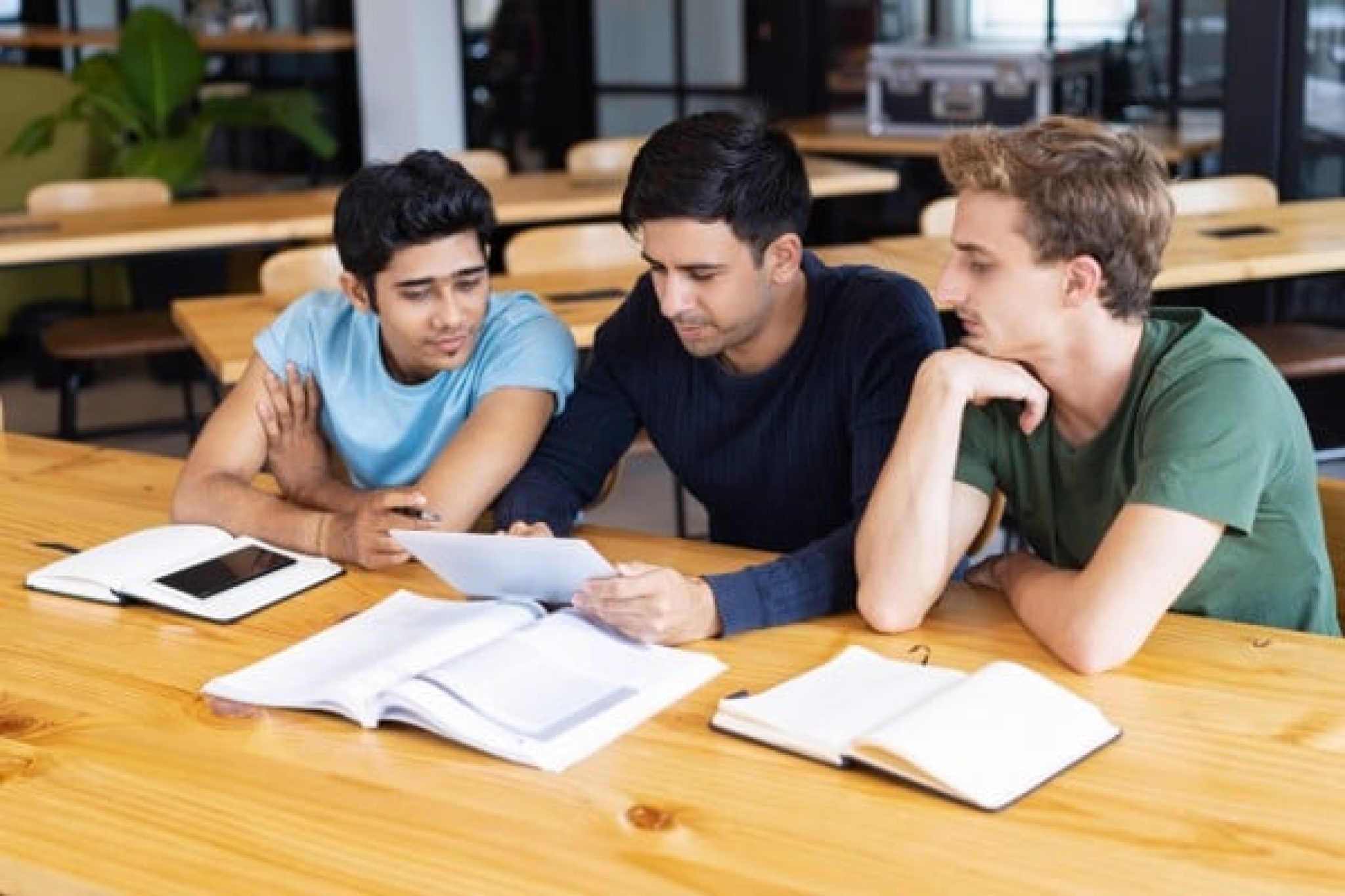 three_serious_students_studying_using_tablet_computer_1262_15312_e1a5e118081e42f098c3b4fd4fb73bcc_grande.jpg