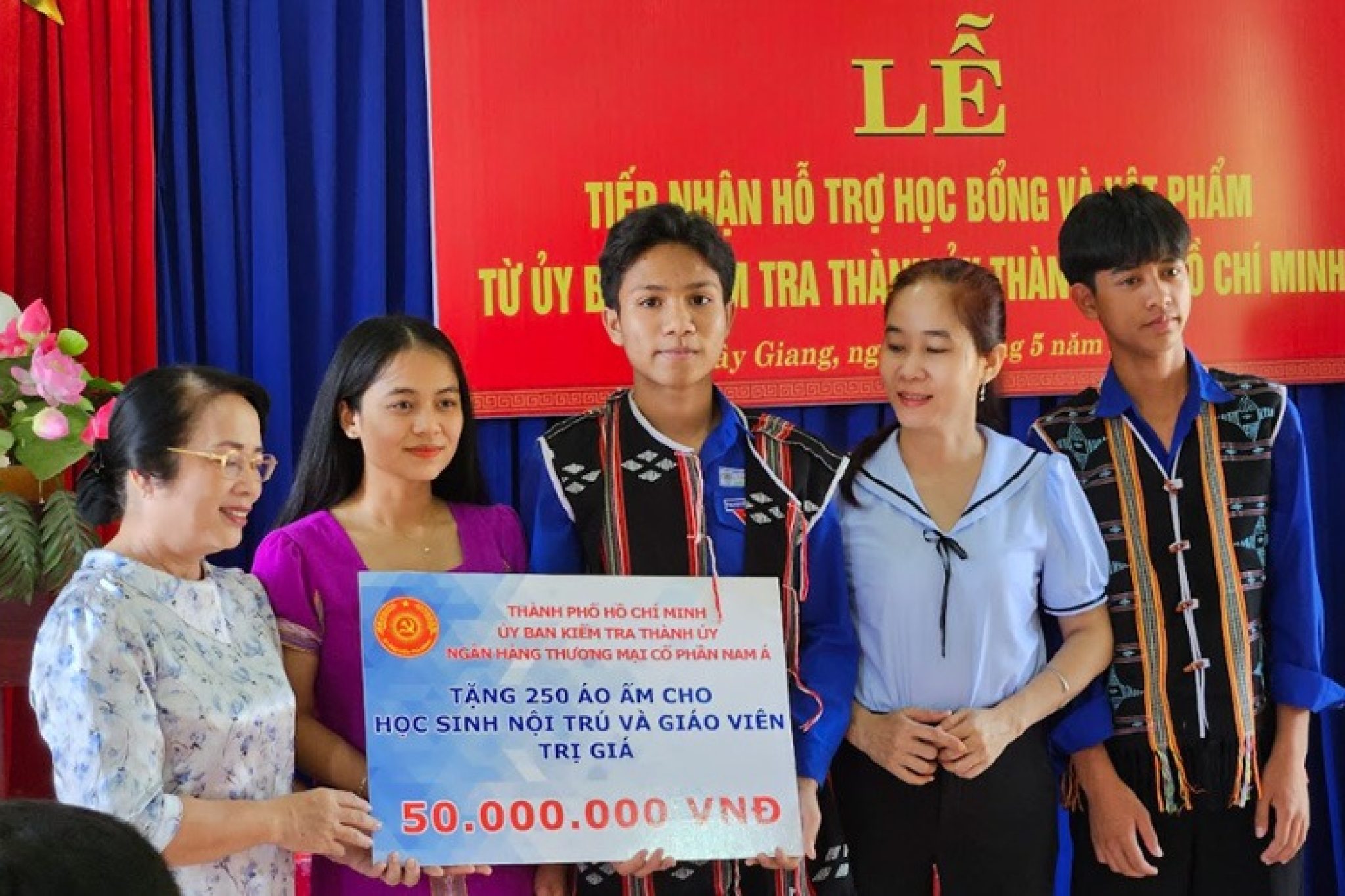 trao-hoc-bong-tai-quang-nam-voi-thanh-uy-tphcm-4