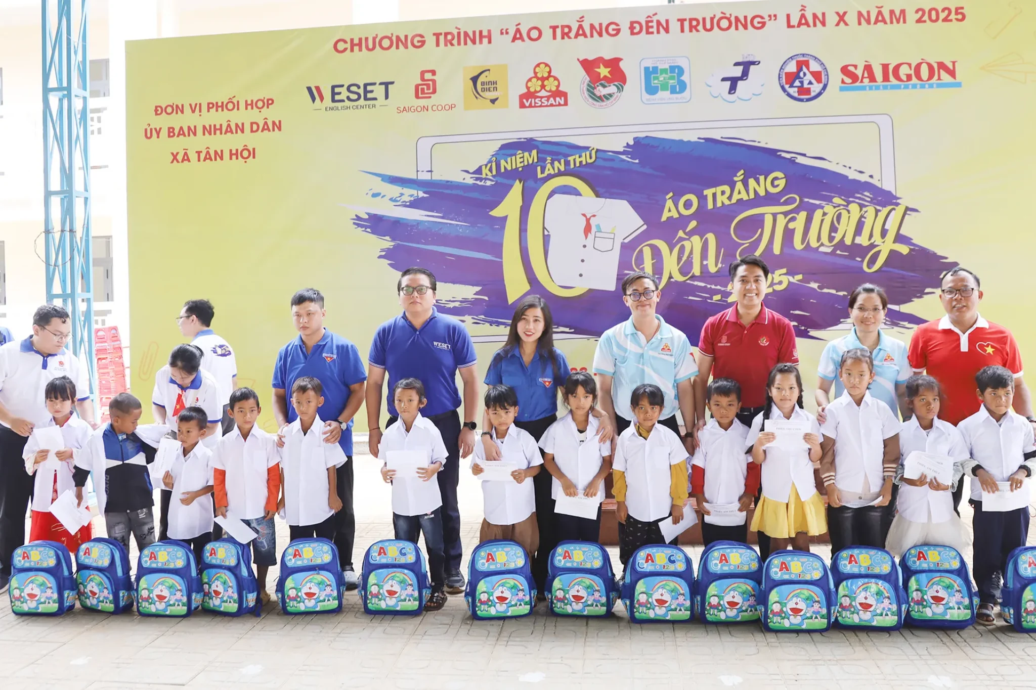 weset-dong-hanh-cung-ao-trang-den-truong