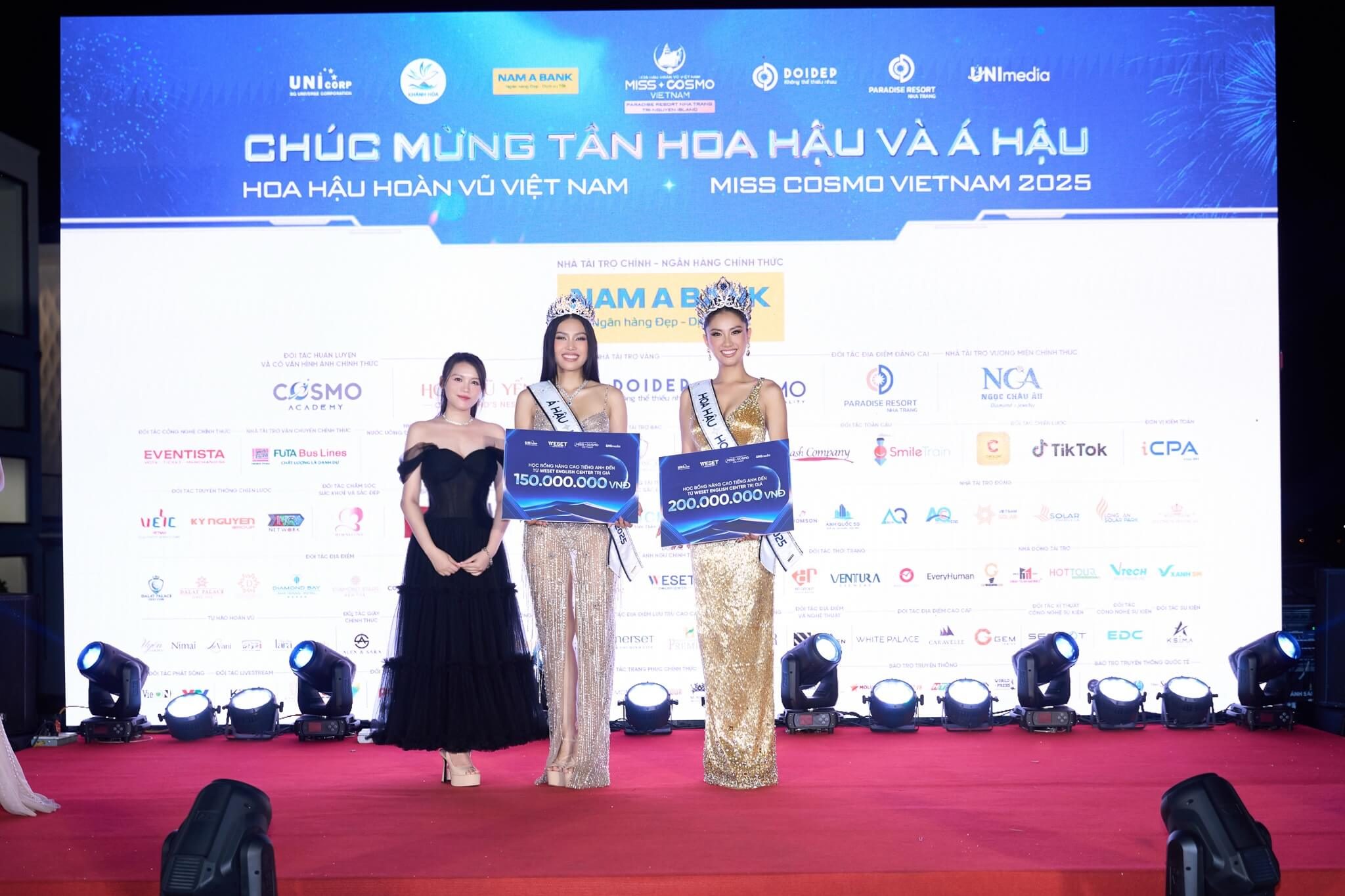 WESET Trao học bổng tại hoa hậu hoàn vũ